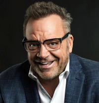Tom Arnold headshot