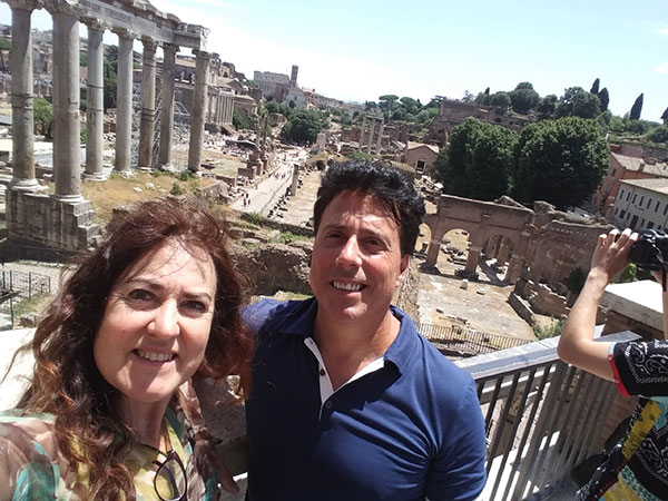 woman and man pose in Rome.